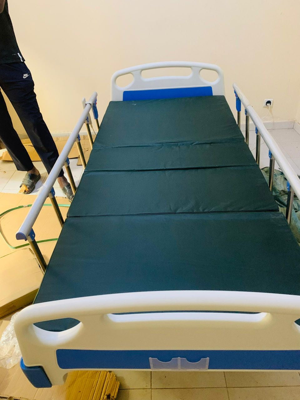 Lit médical électrique réglable avec télécommande