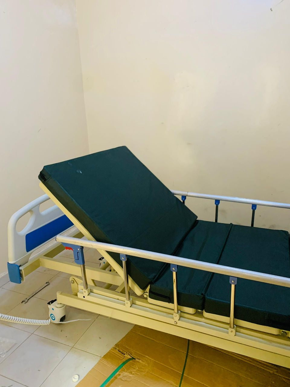 Lit médical électrique réglable avec télécommande