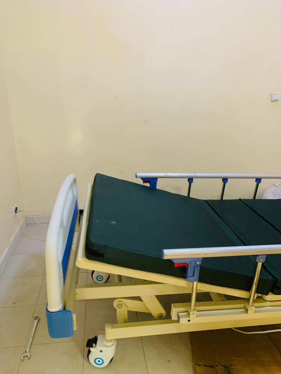 Lit médical électrique réglable avec télécommande