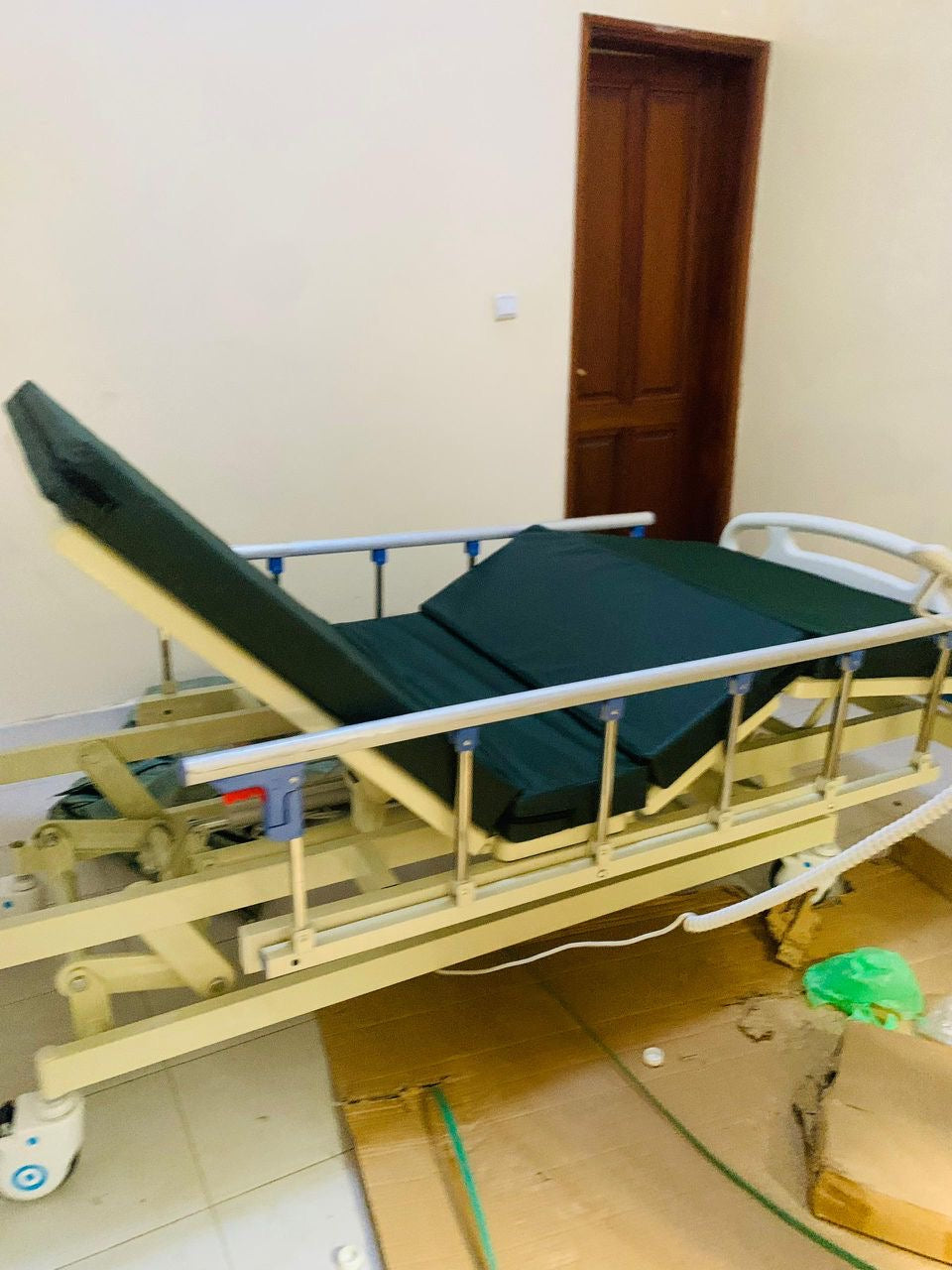 Lit médical électrique réglable avec télécommande