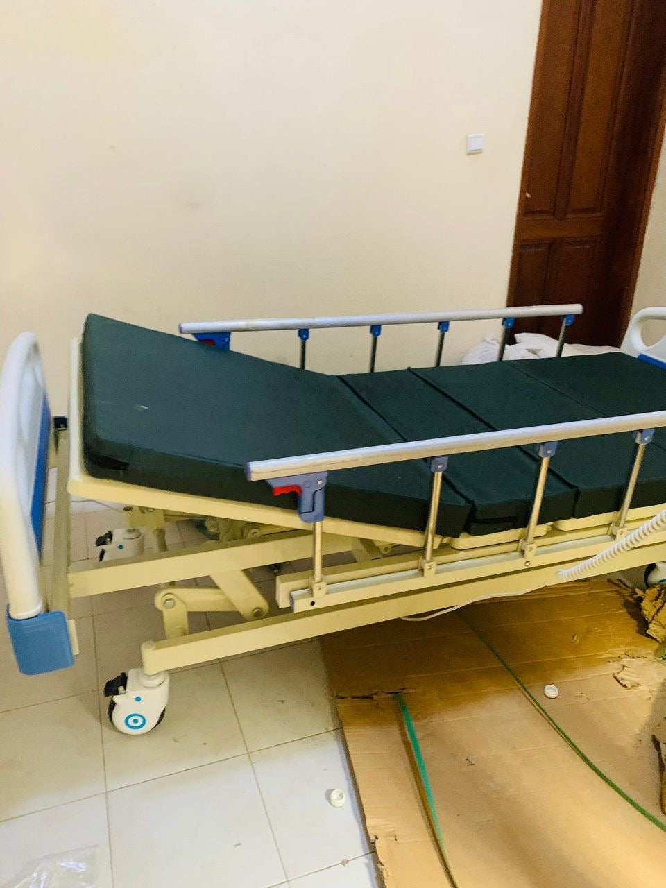 Lit médical électrique réglable avec télécommande